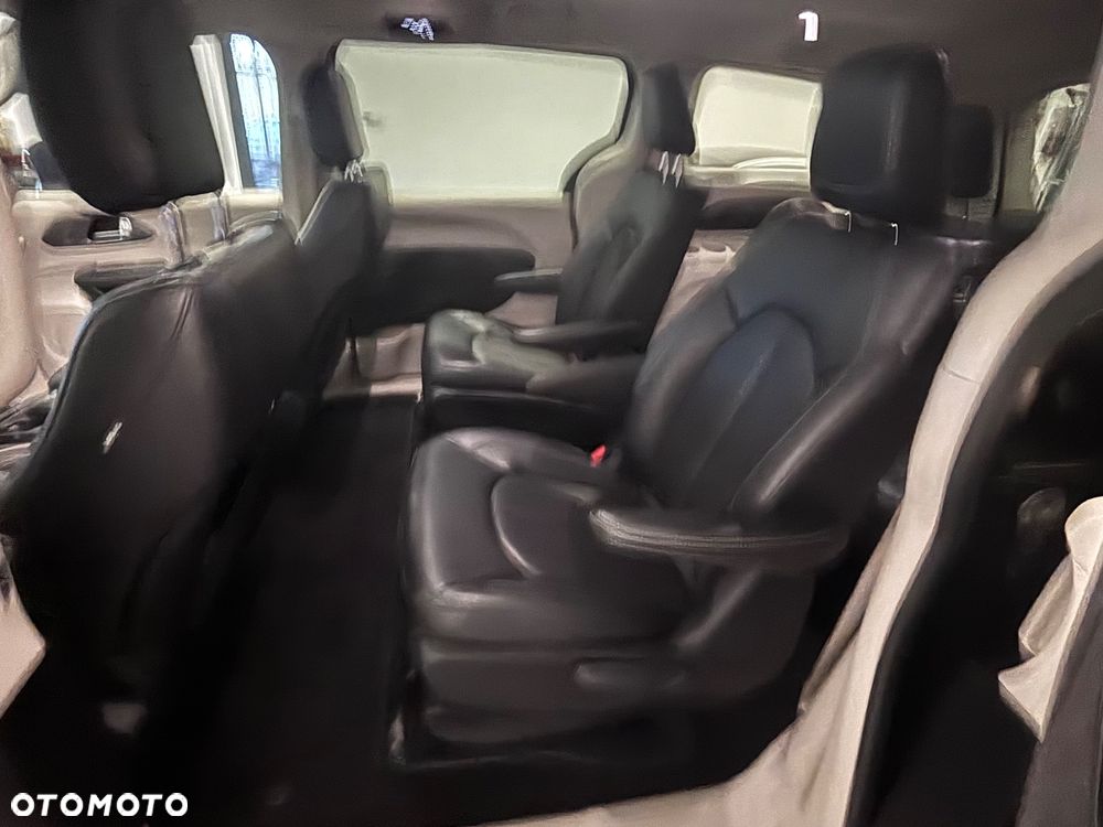 Chrysler Pacifica - 12