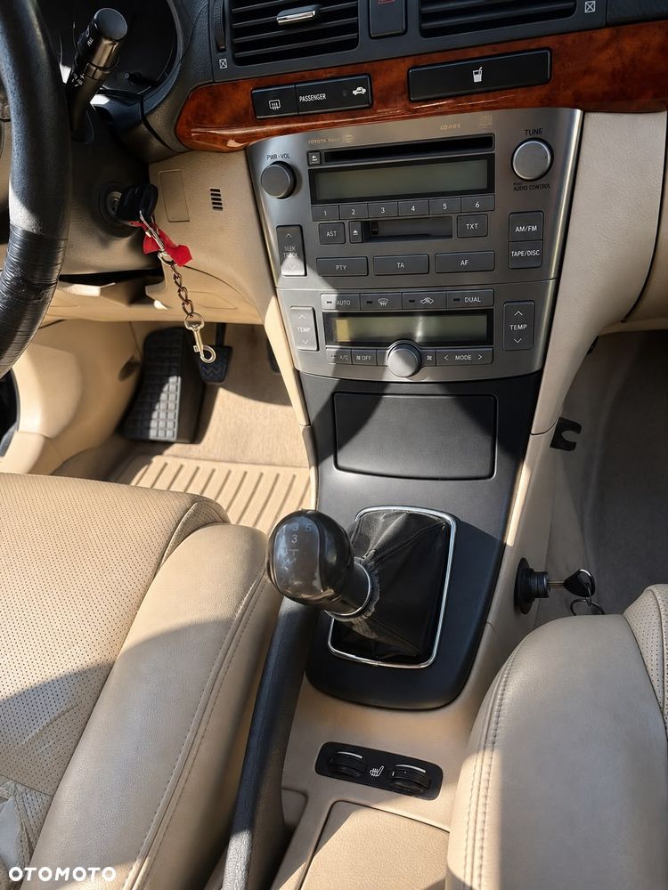 Toyota Avensis 2.0 VVT-i High - 4