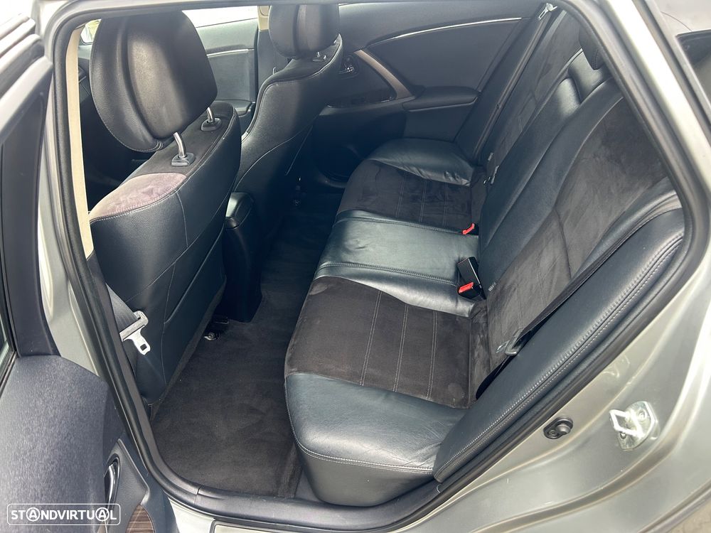 Toyota Avensis Touring Sports - 10