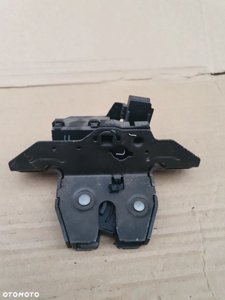 } ZAMEK KLAPY BAGAŻNIKA OPEL ADAM ASTRA J ZAFIRA C 13500195