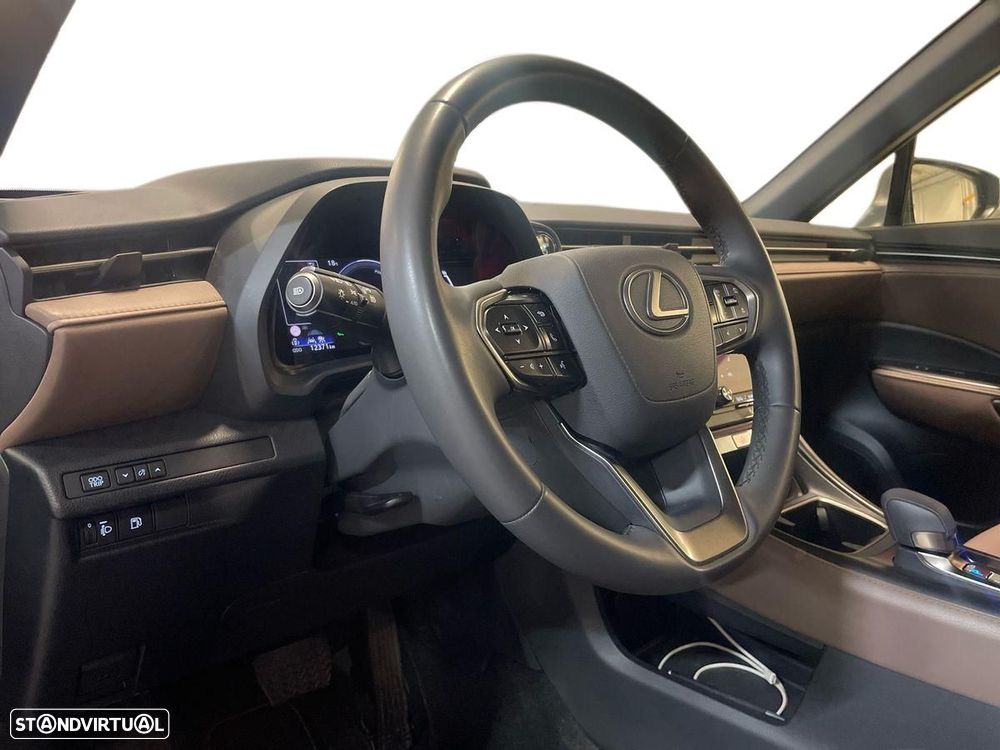 Lexus LBX Elegant - 11