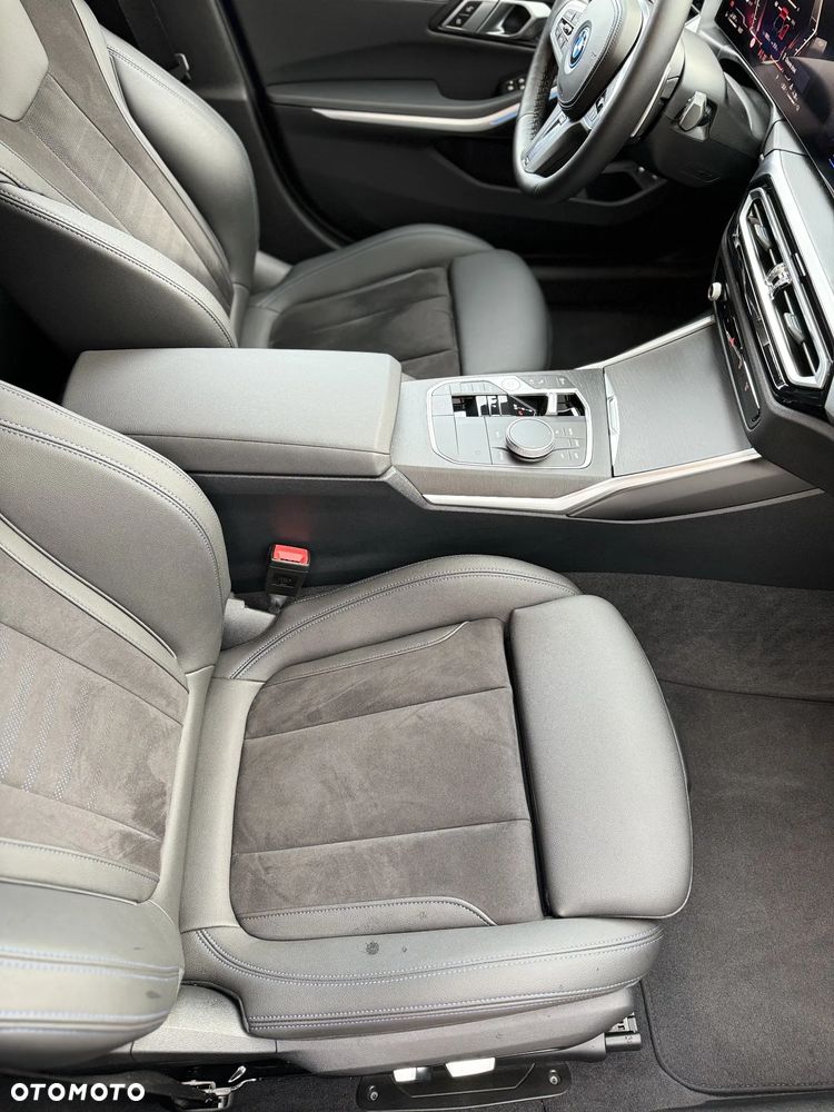 BMW Seria 3 330e M Sport - 34