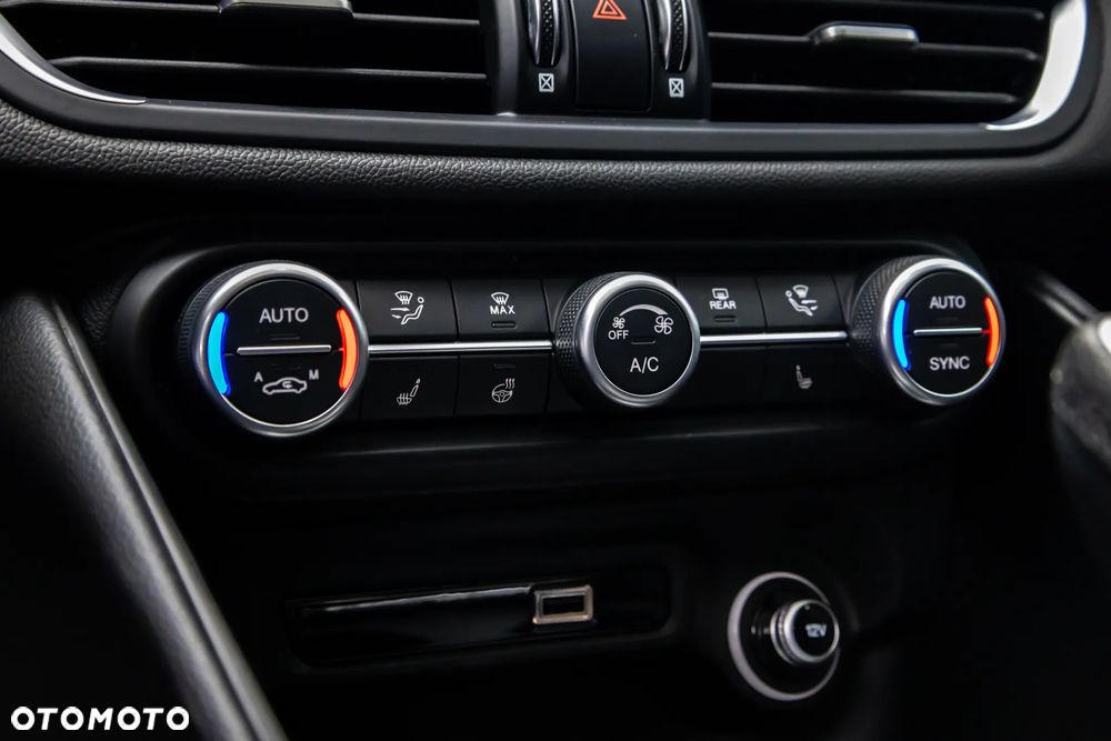 Alfa Romeo Giulia 2.0 Turbo 16V AT8-Q4 Veloce - 28