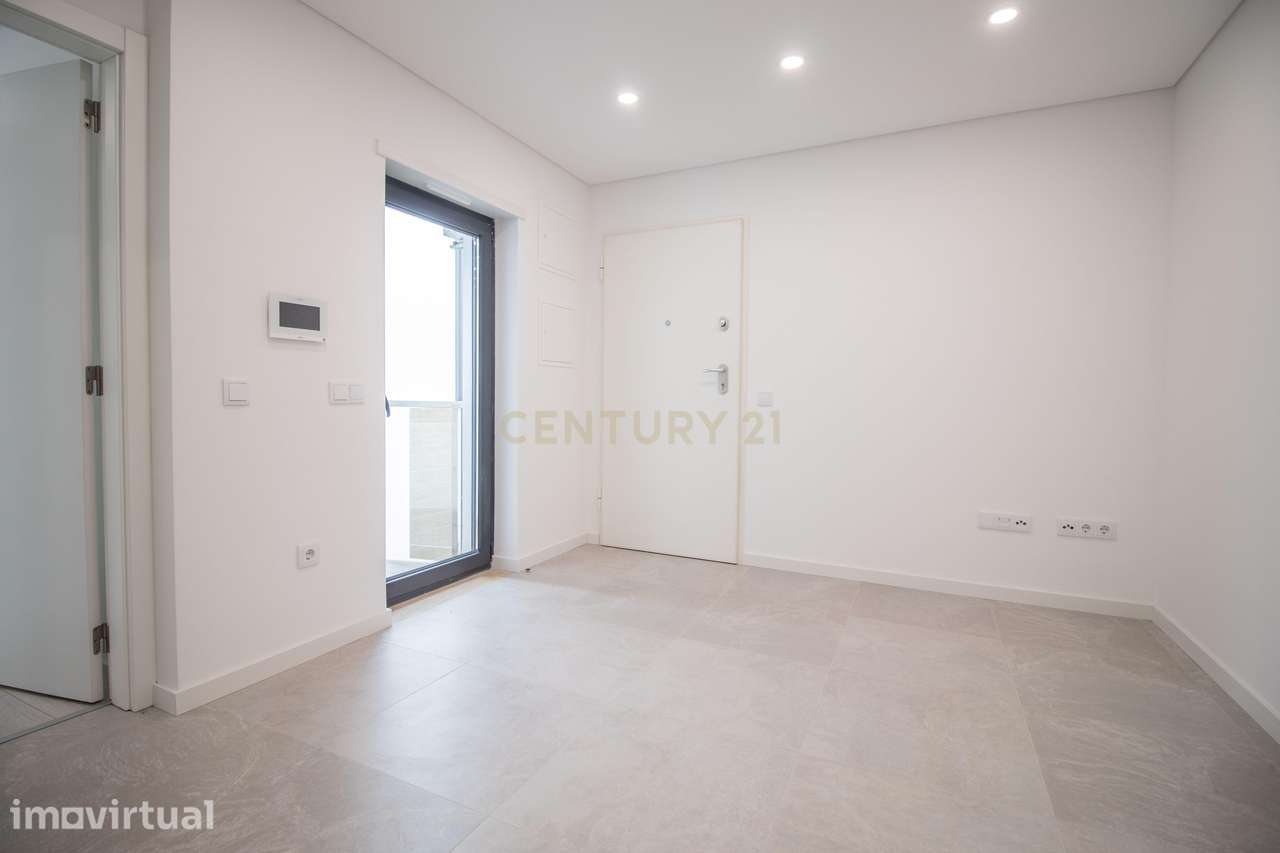 Apartamento T0 Totalmente Renovado, com Elevador e Ar Condicionado - Grande imagem: 4/32