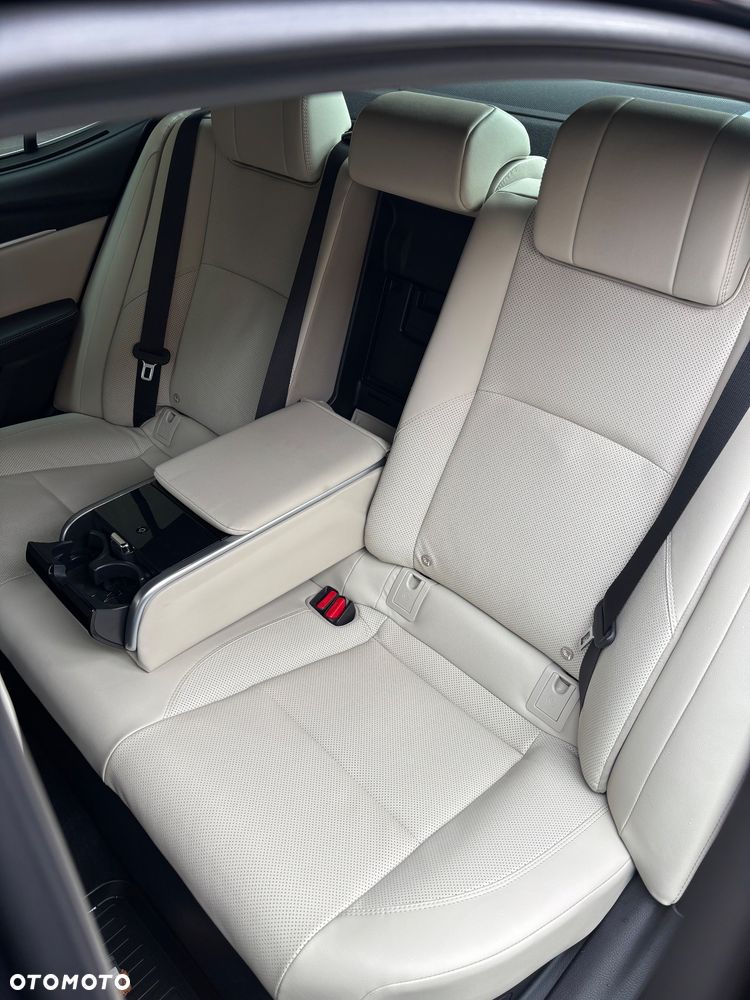 Toyota Camry - 27
