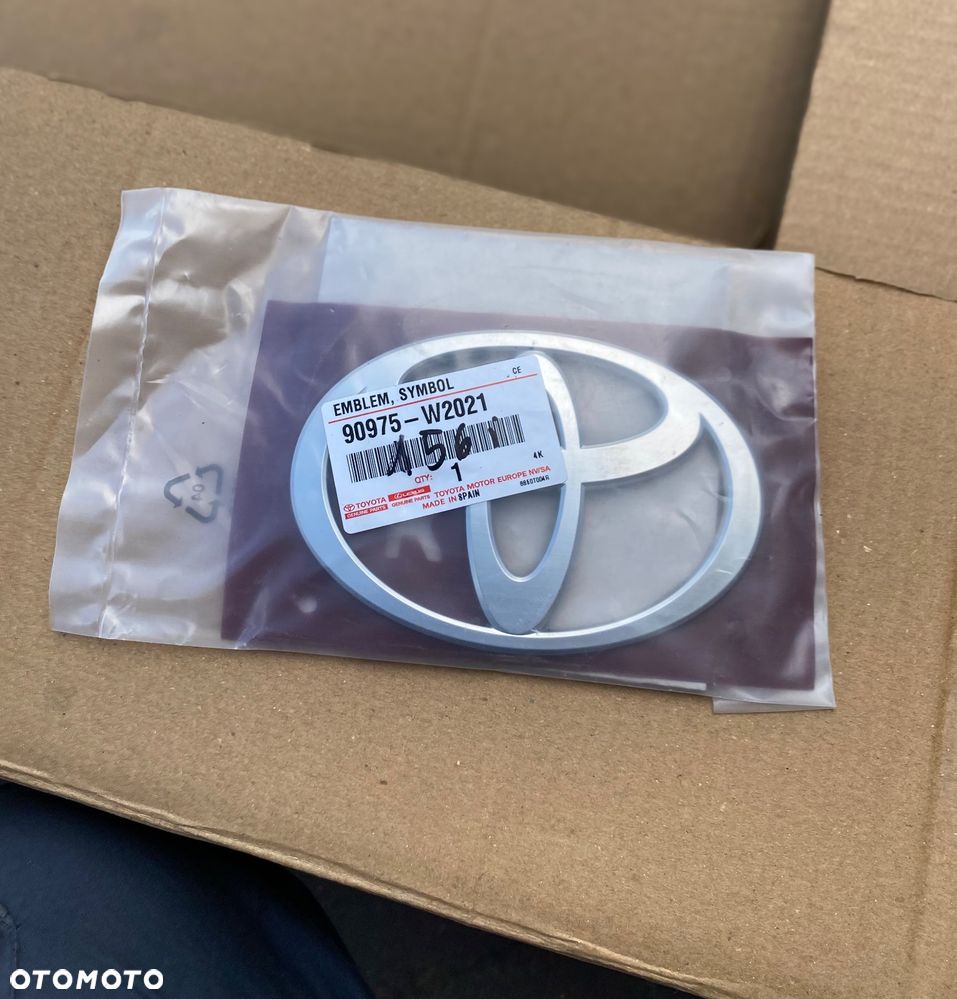 TOYOTA YARIS 4 IV NOWY ! ORYGINALNY EMBLEMAT LOGO ZNACZEK ATRAPY GRILLA GRILA ATRAPA chłodnicy GRILL znaczek zderzaka na zderzak przedni przód , klapy, na klapę 90975-W2021 90975W2021 Corolla E21 ? Wwa - 1