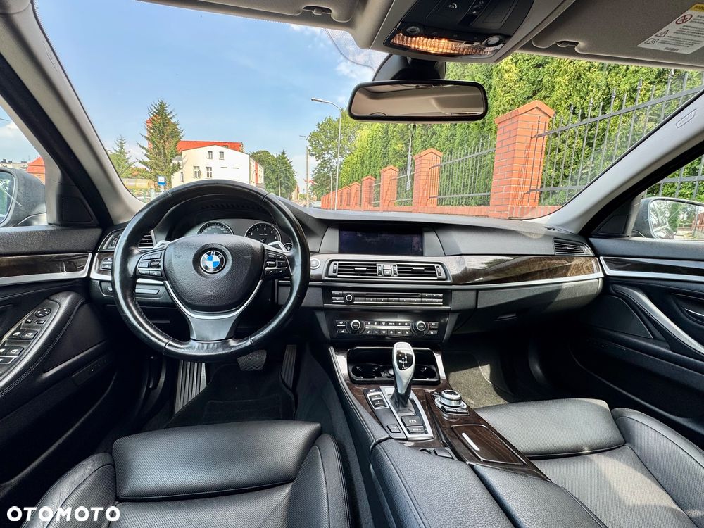 BMW Seria 5 550i Sport-Aut - 27