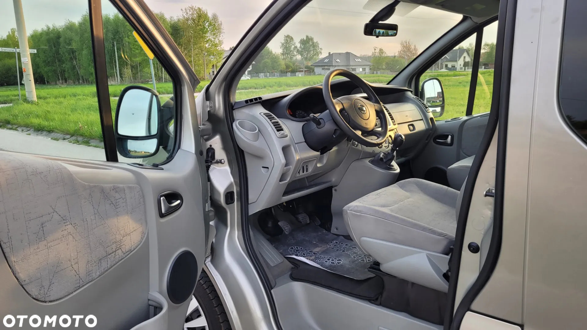 Renault Trafic 2.0 dCi 115 FAP Grand Passenger Black Edition - 11