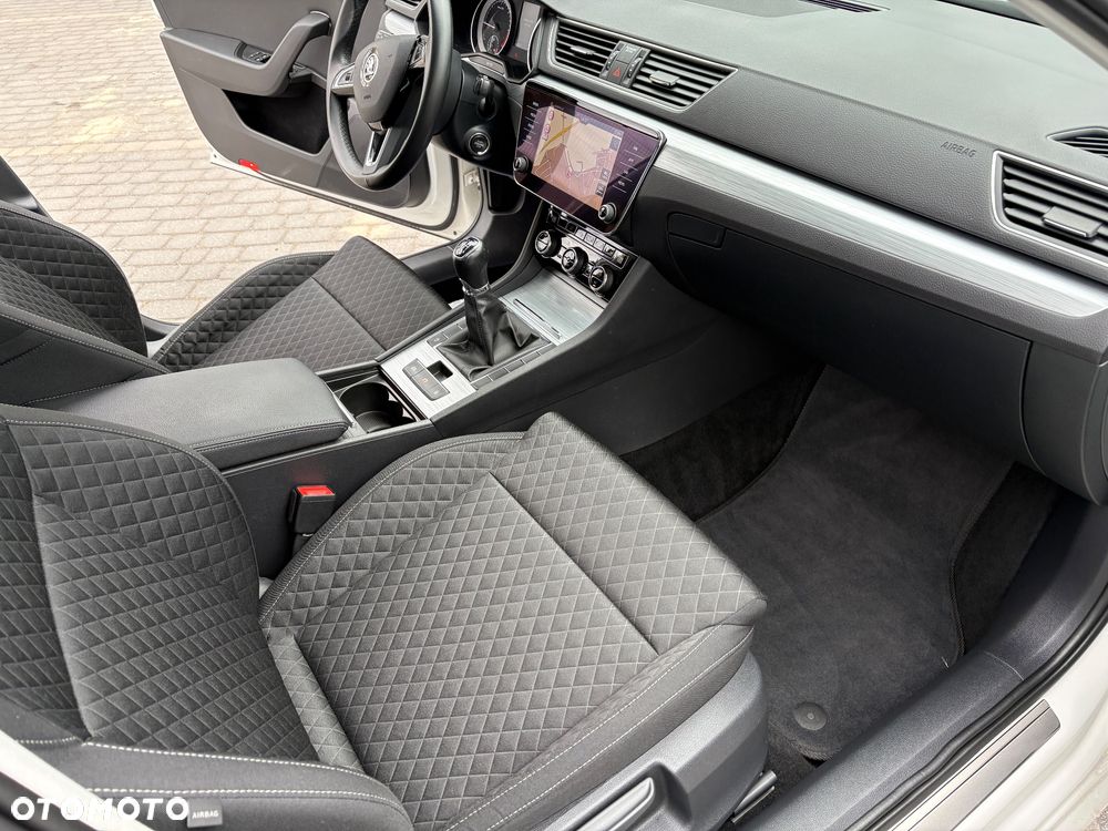 Skoda Superb 2.0 TDI Sportline - 25