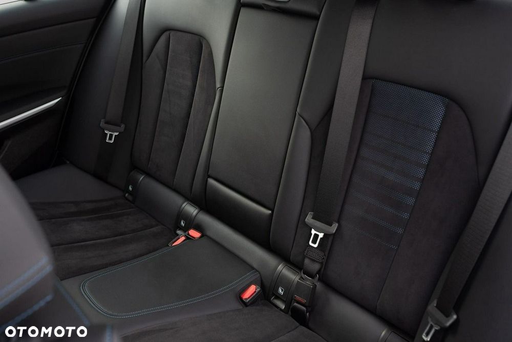 BMW Seria 3 318i M Sport - 24