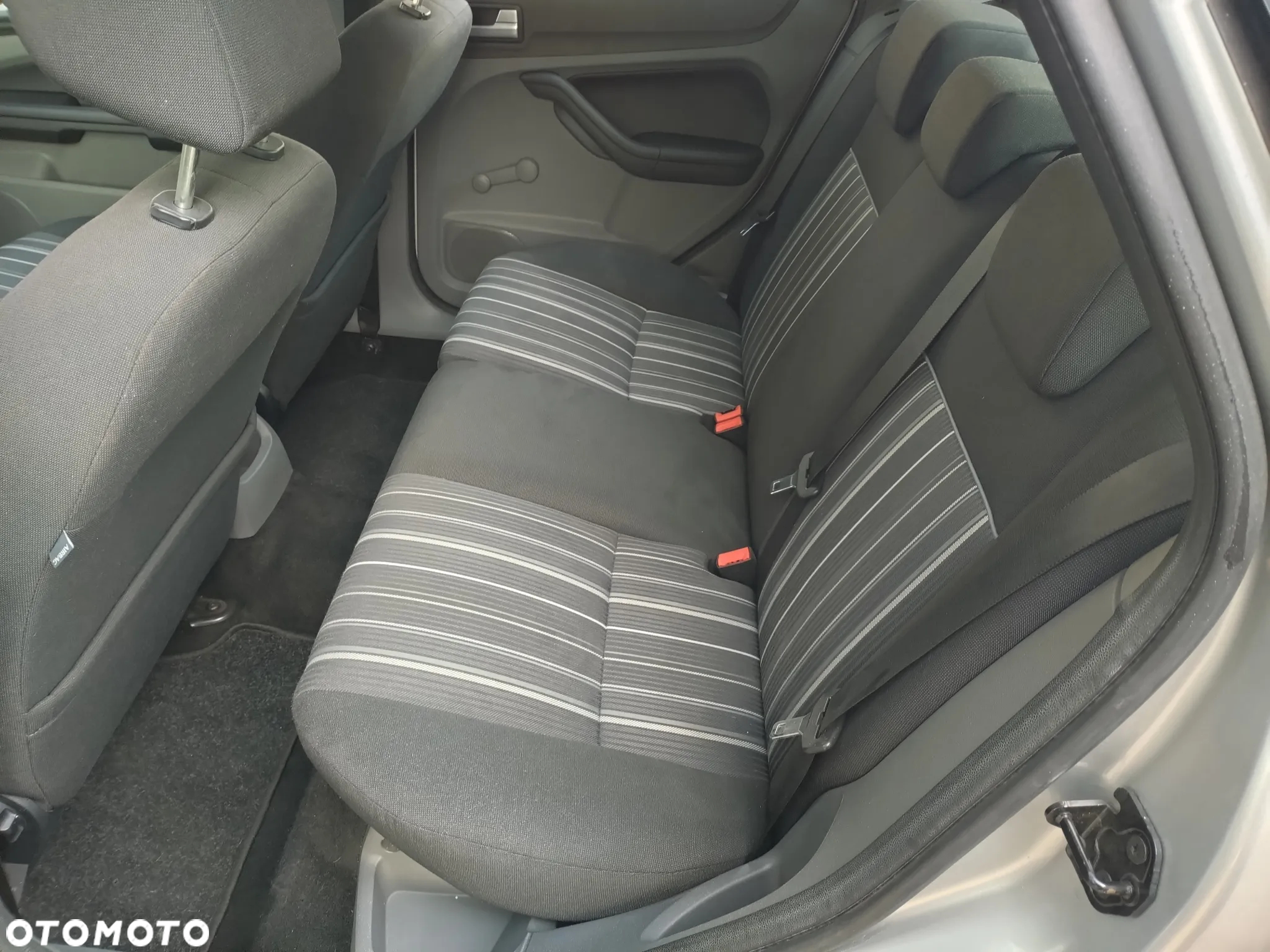 Ford Focus 1.6 16V Ambiente - 16