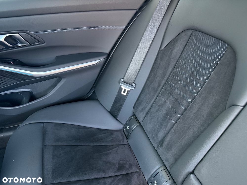 BMW Seria 3 320d Touring xDrive M Sport - 33