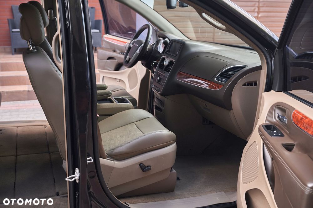 Chrysler Town & Country 3.6 Limited - 26