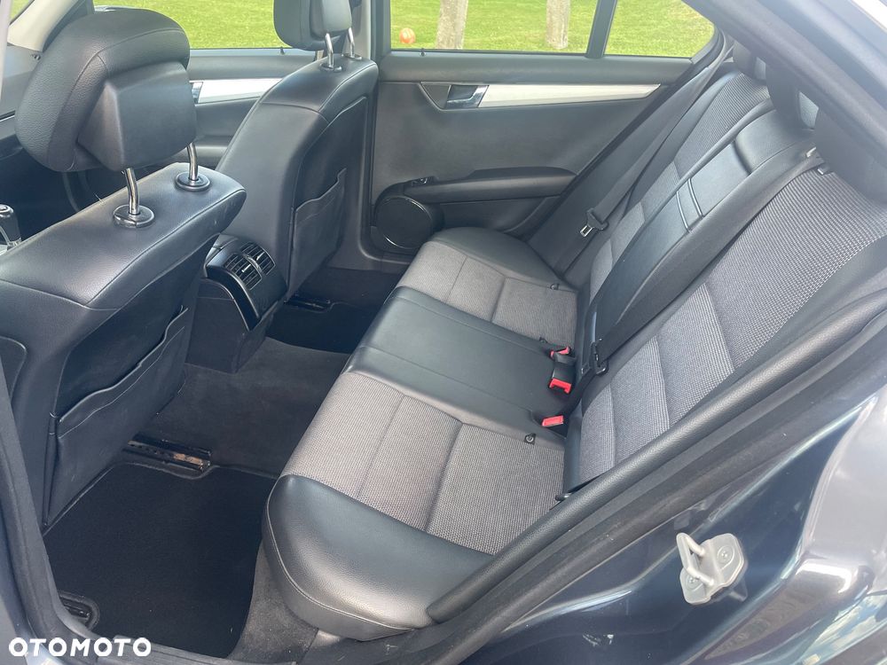 Mercedes-Benz Klasa C 180 CGI BlueEFFICIENCY Avantgarde - 11