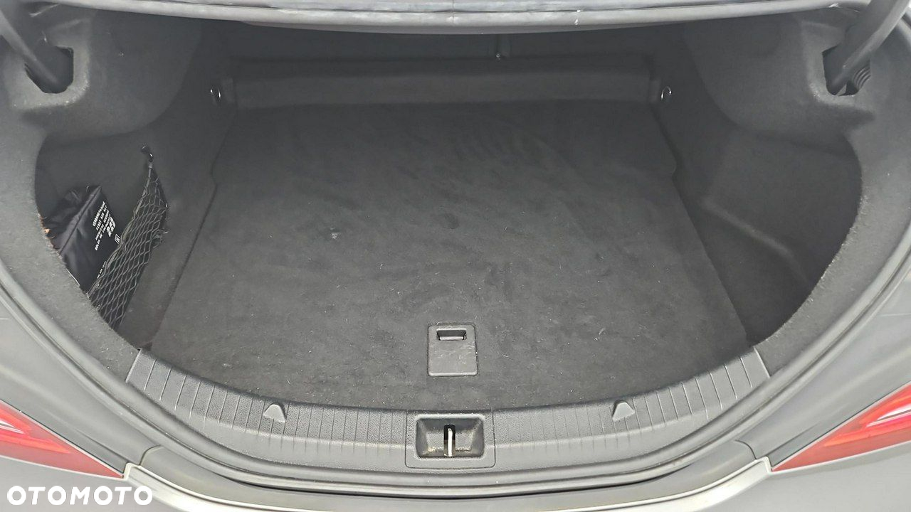 Mercedes-Benz CLA 180 7G-DCT Urban - 23