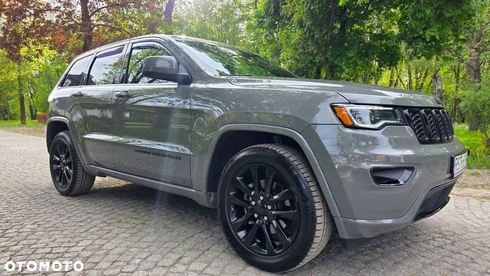 Jeep Grand Cherokee - 24