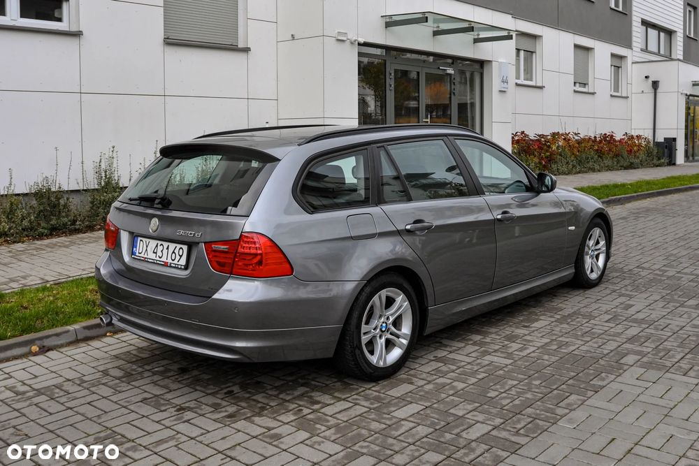 BMW 3 Series 2011 photo 4