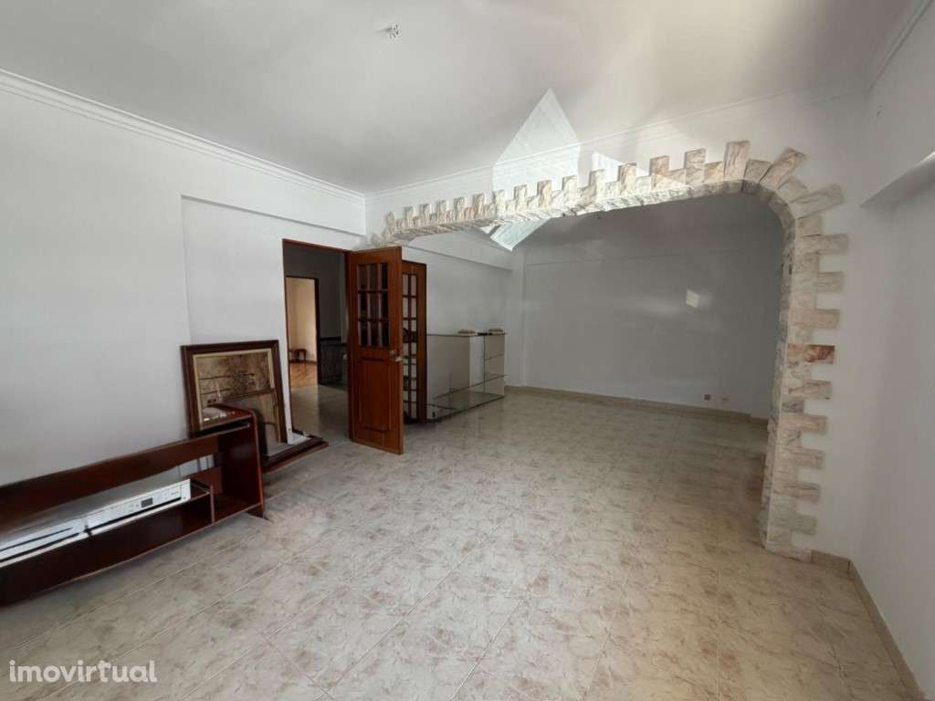 T2 com box para 2 carros e arrecadação no sótão | Casal de São Brás - Grande imagem: 4/30