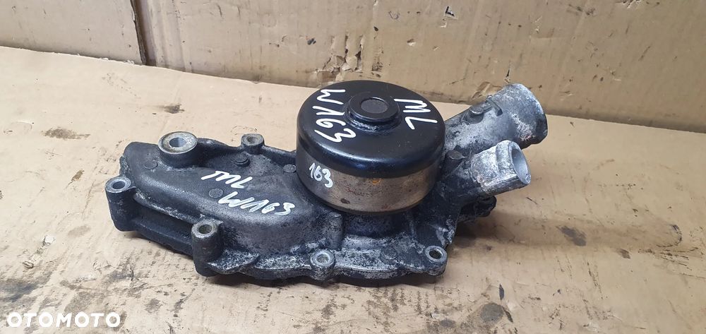 Pompa wody płynu koło Mercedes ML W163 4.0 CDI - 3