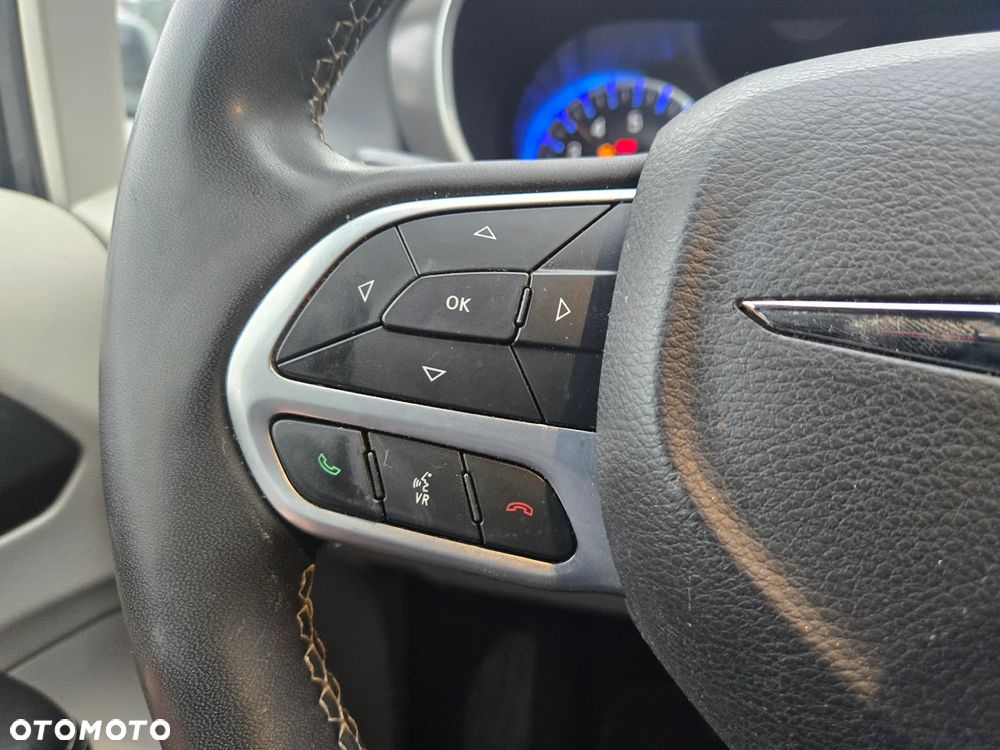 Chrysler Pacifica - 30