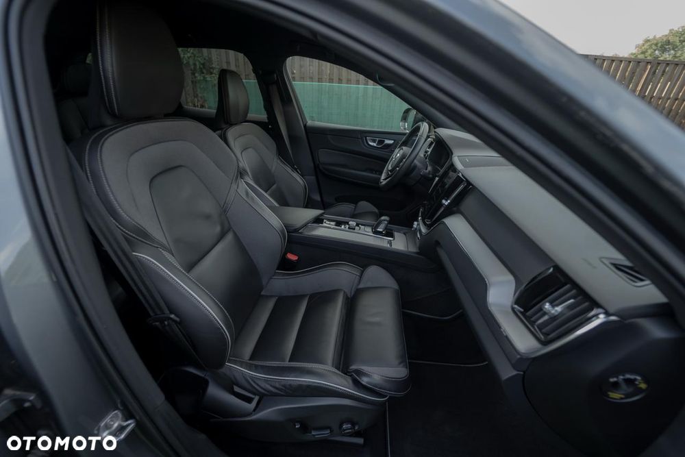 Volvo XC 60 B4 D AWD R-Design - 25