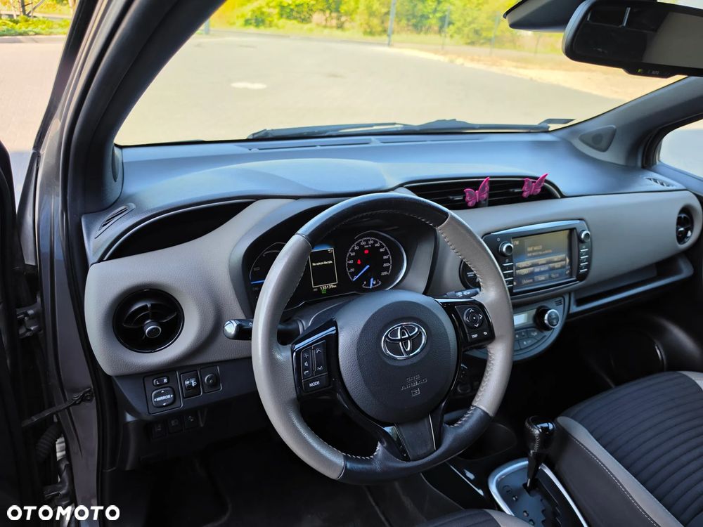 Toyota Yaris Hybrid 100 Selection Pure - 11