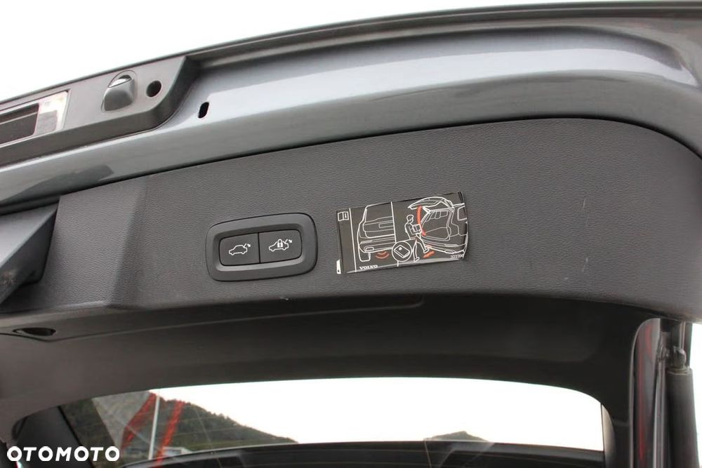 Volvo XC 40 D4 AWD Geartronic R-Design - 29