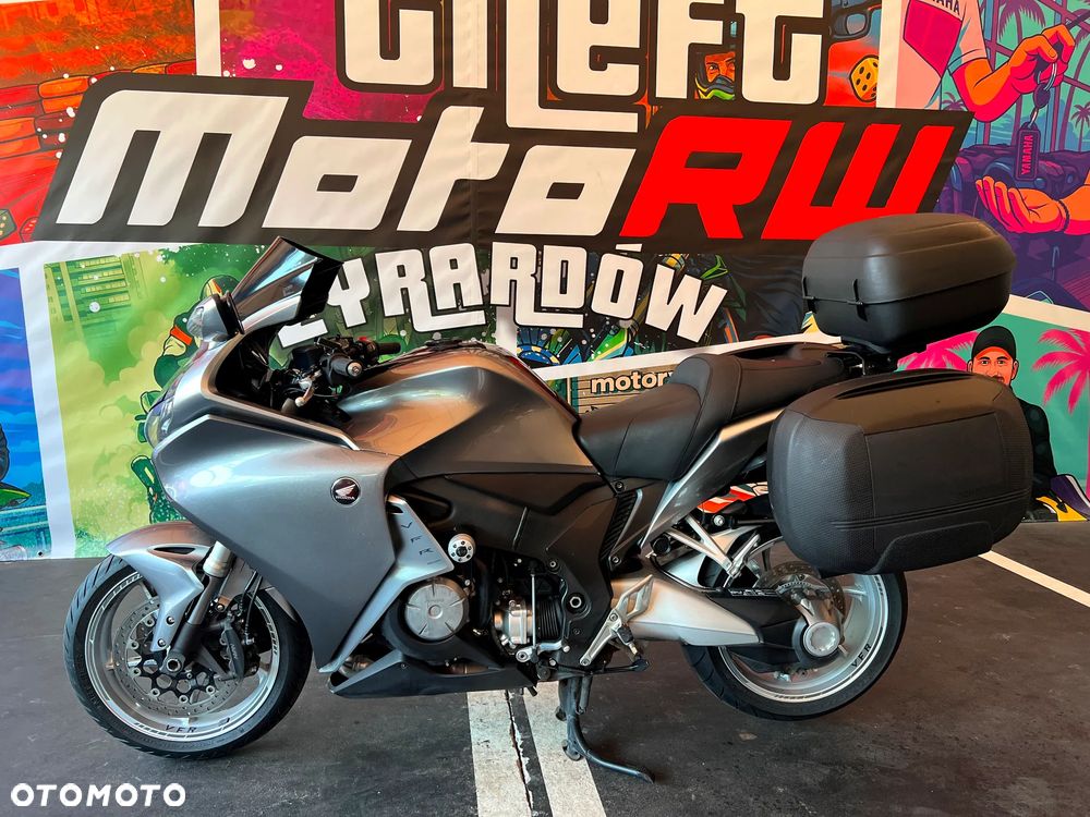Honda VFR - 12