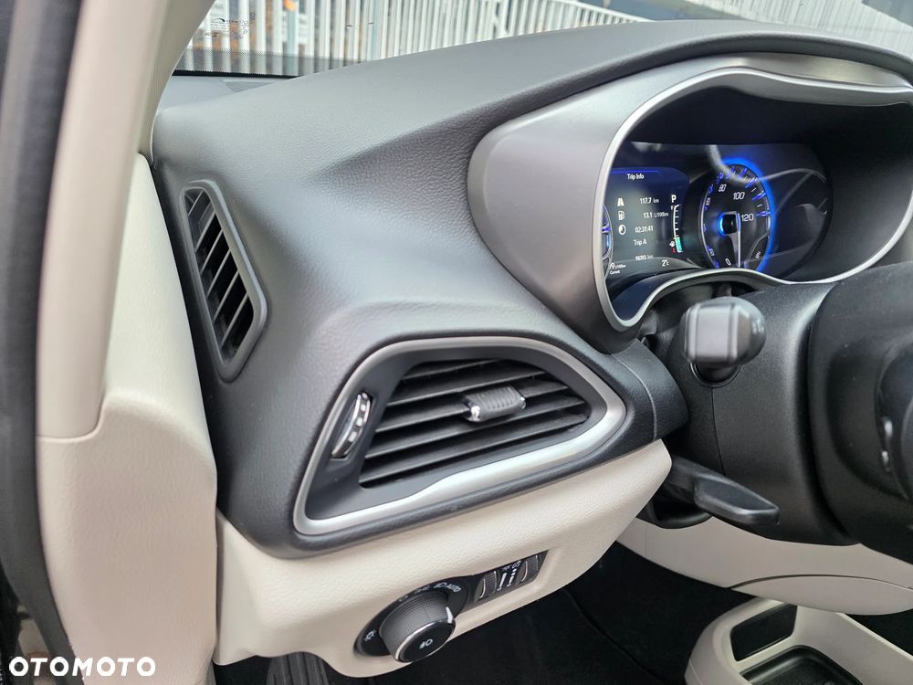 Chrysler Pacifica - 5