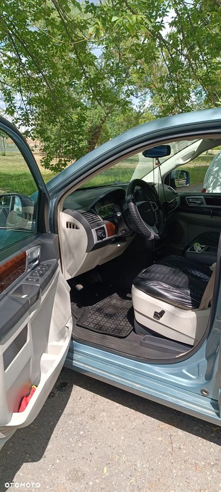Chrysler Town & Country - 3