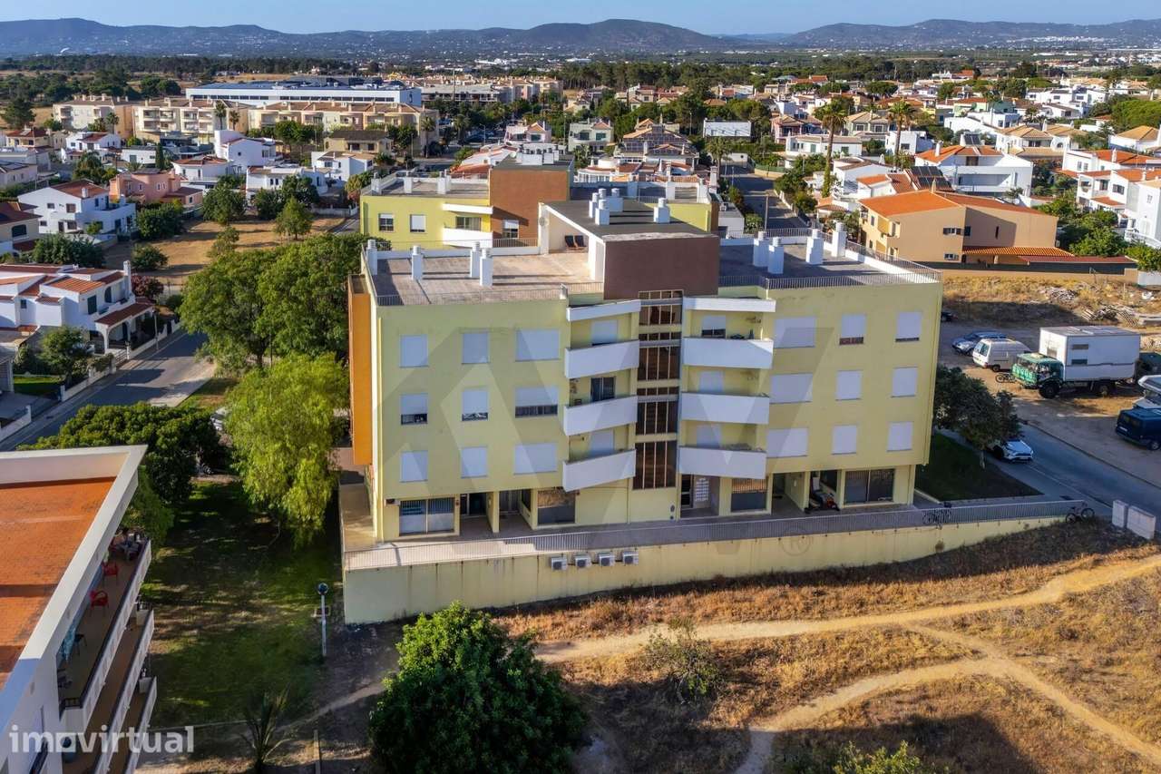 Espaço comercial em Gambelas com viabilidade para T3 com 2 WCs - Grande imagem: 2/28
