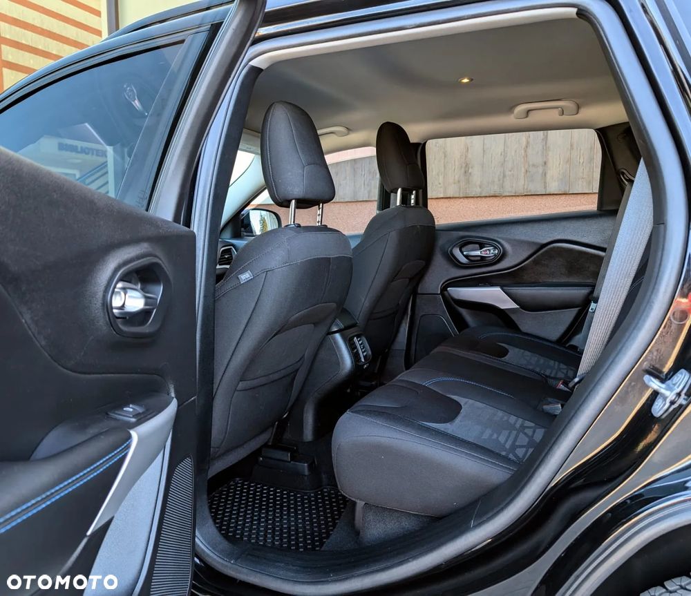 Jeep Cherokee - 25
