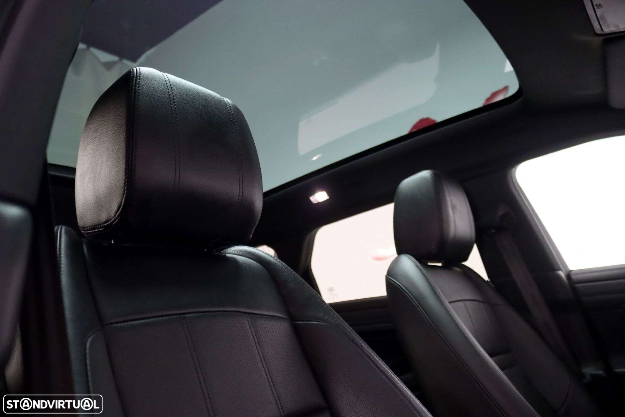 Land Rover Range Rover Evoque 2.0 D150 AWD R-Dynamic SE Auto - 45