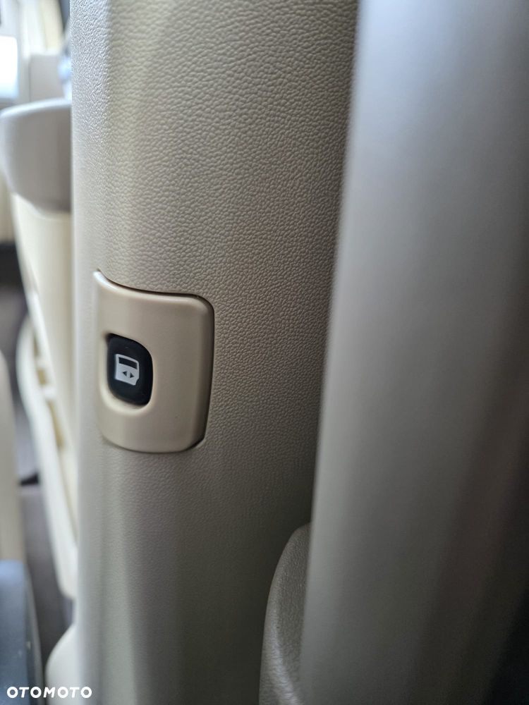 Chrysler Town & Country - 16