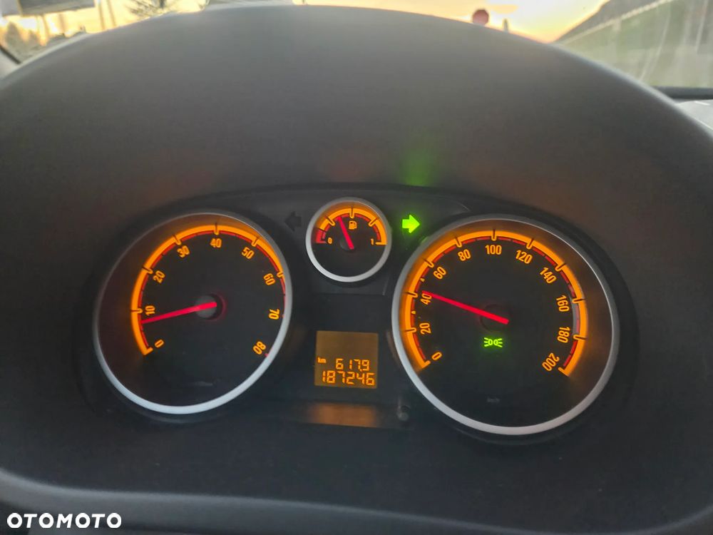 Opel Corsa 1.4 16V Cosmo - 11