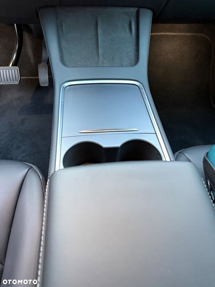Tesla Model Y Long Range AWD - 38