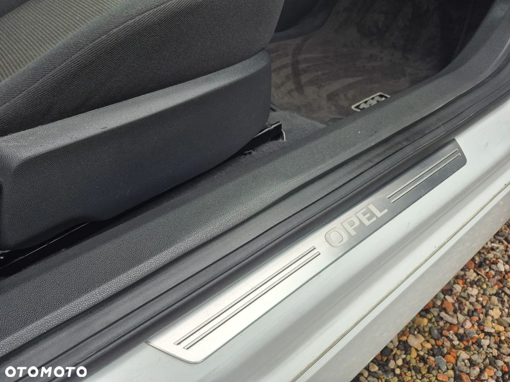 Opel Astra 1.6 Black&White - 24