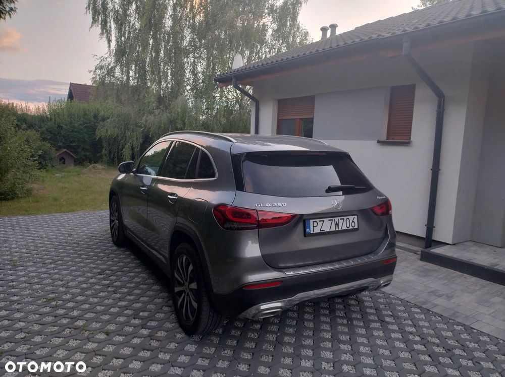 Mercedes-Benz GLA - 33