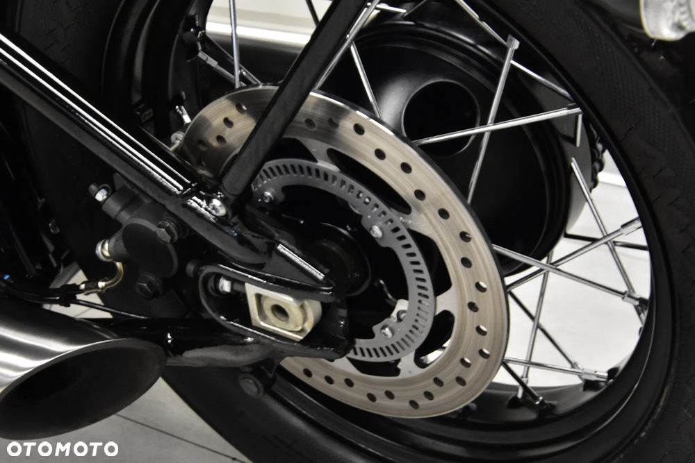 Triumph Bonneville Bobber - 40