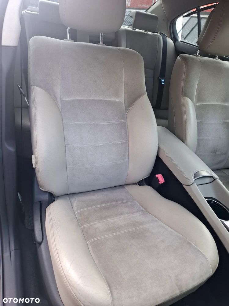 Toyota Avensis 1.8 Premium - 14