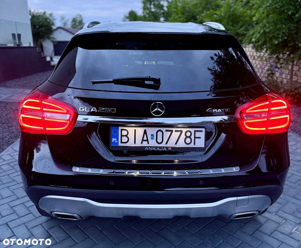 Mercedes-Benz GLA 250 4Matic 7G-DCT - 2