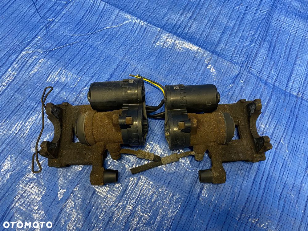 ZACISK HAMULCOWY TYŁ TYLNY LEWY PRAWY Z SILNICZKIEM ELEKTRYCZNY LAND ROVER JAGUAR XE X760 ; XF X260 ; FK72-2K327-BD  FK722K327BD  FK722K328BD  FK722K328BD ORYGINAŁ - 7