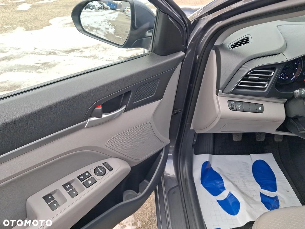 Hyundai Elantra 1.6 Comfort - 10
