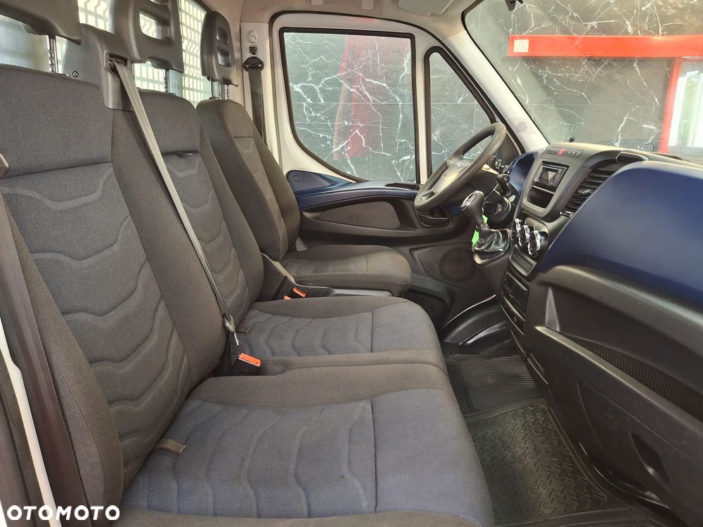 Iveco Daily 35S18 Długość Paki 410 CM Skrzynia Biegów HI-MATIC 2018 Rok Udźwig Haka 3500 Kg 3 Miejsca Silnik 3.0 Moc: 180 KM Hak - 28