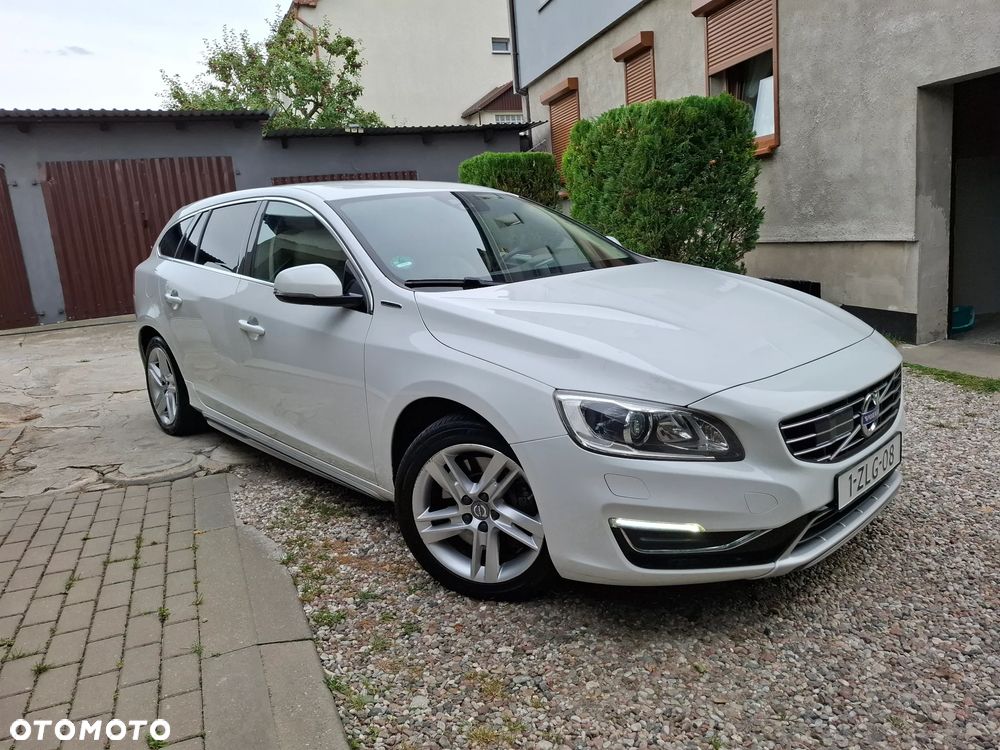 Volvo V60 D6 AWD Plug-in Hybrid Momentum - 28