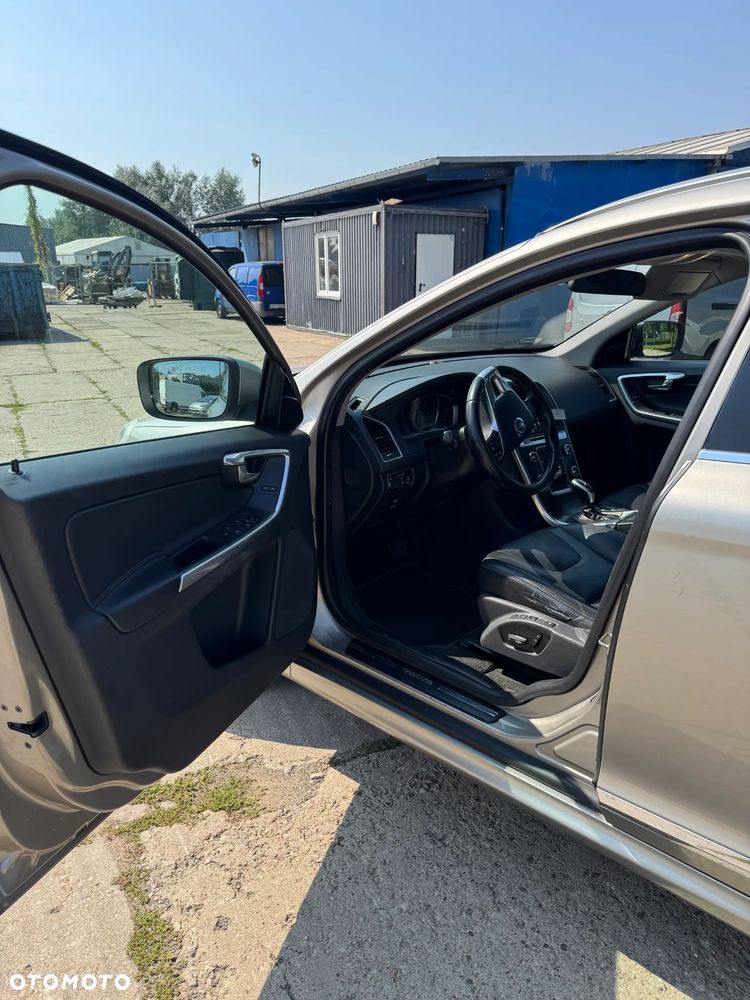Volvo XC 60 D5 AWD Momentum - 8