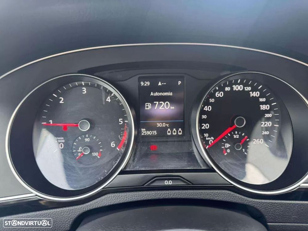 VW Passat Variant 2.0 TDI R-Line DSG - 4