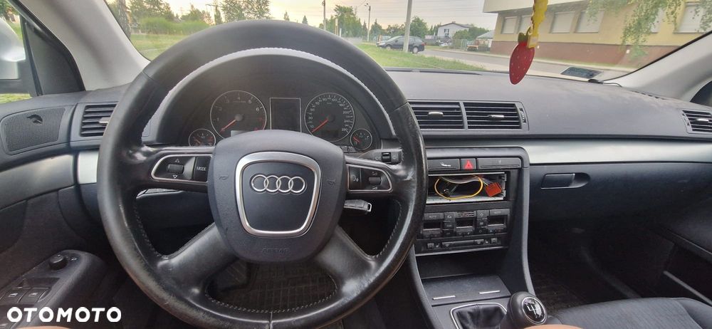 Audi A4 Limousine - 1