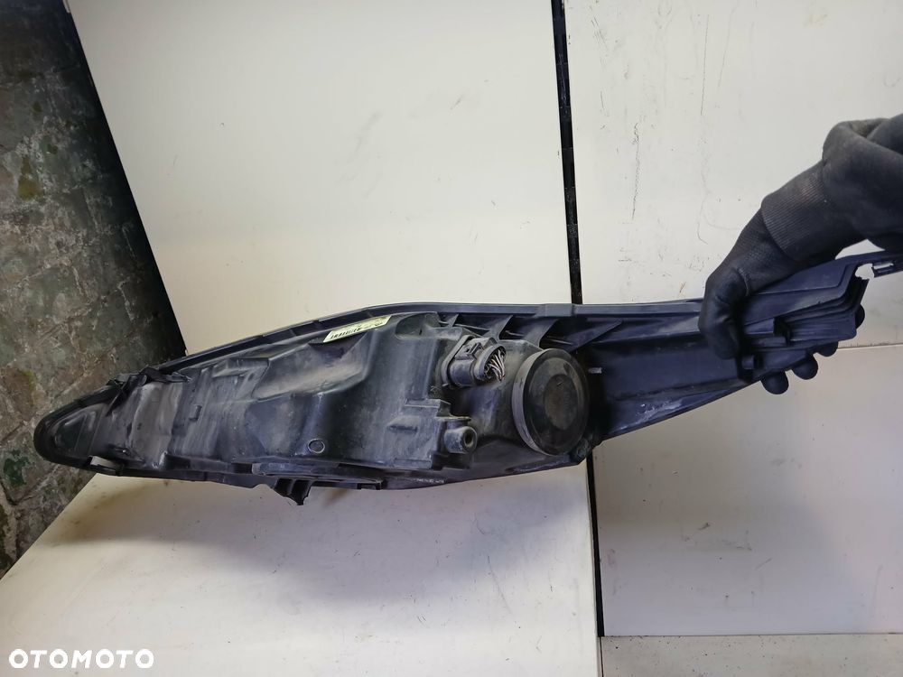 Ford Fiesta Mk7 Lampa przednia prawa-brak zaczepów - 5