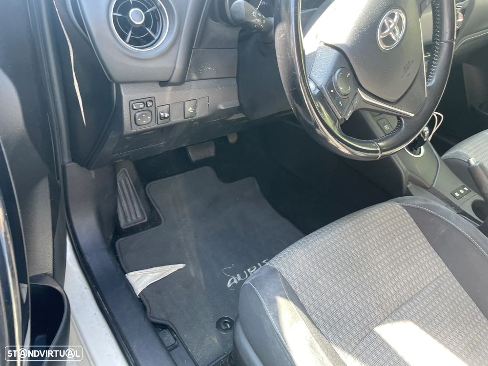 Toyota Auris Touring Sports 1.8 HSD Comfort +P.Techno+P.Sport - 14